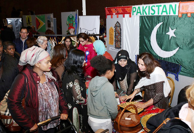 pakistani-stall-attracts-commonwealth-fair-5