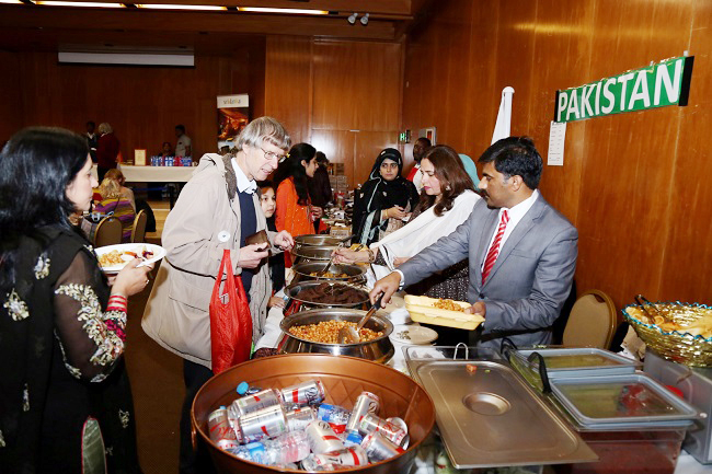pakistani-stall-attracts-commonwealth-fair-7